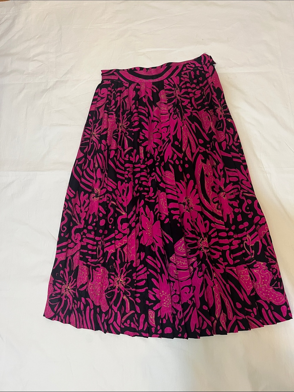 Christian Dior 100% Silk Black & Fuchsia Floral Print Midi Skirt  Size 8.